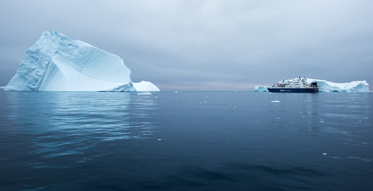 Ocean Diamond vor Eisberg © Michele Lamesch